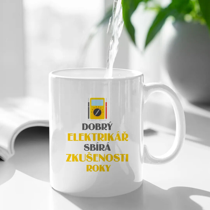 Dobrý elektrikář sbírá zkušenosti roky - hrnek s potiskem