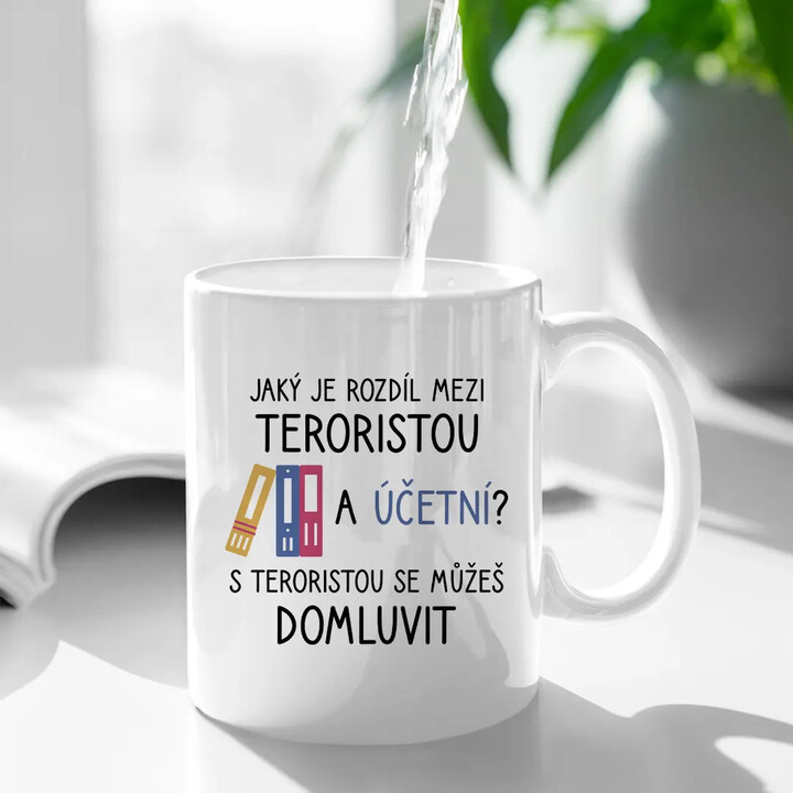 Jaký je rozdíl mezi teroristou a účetní? - hrnek s potiskem