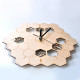 Včelař - dřevěné nástěnné hodiny s gravírováním