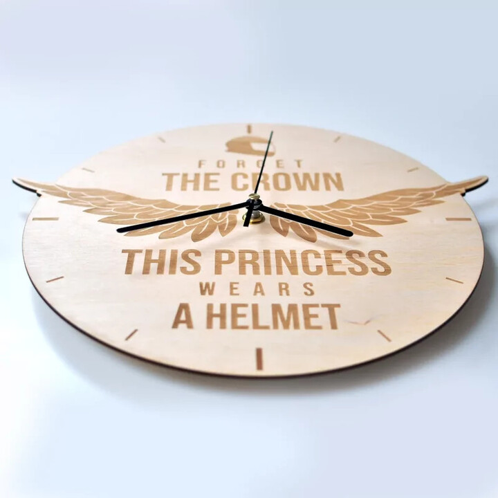 Forget the crown, this princess wears a helmet - dřevěné nástěnné hodiny s gravírováním