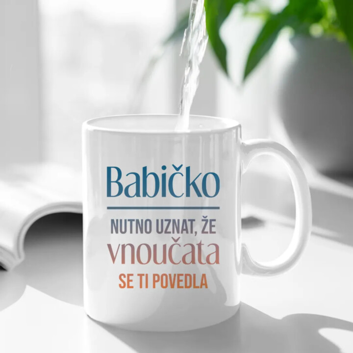 Babičko, nutno uznat, že vnoučata se ti povedla - hrnek s potiskem
