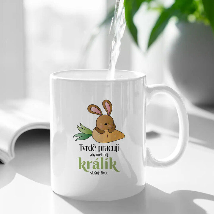 Tvrdě pracuji, aby měl můj králík slušný život - hrnek s potiskem