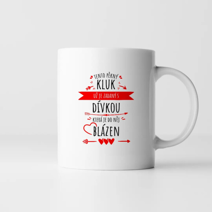 Tento pěkný kluk už je zadaný s dívkou - hrnek s potiskem