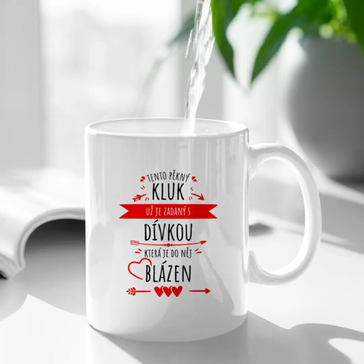 Tento pěkný kluk už je zadaný s dívkou - hrnek s potiskem