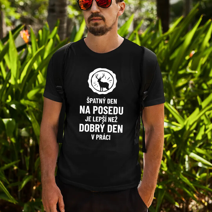 Špatný den na posedu je lepší, než dobrý den v práci - pánské tričko s potiskem