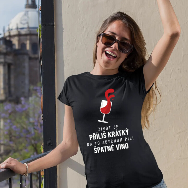 Život je příliš krátký na to, abychom pili špatné vino - dámské tričko s potiskem
