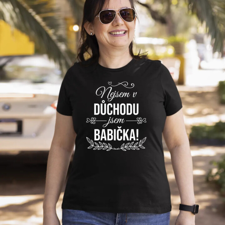 Nejsem v důchodu, jsem babička - dámské nebo unisex tričko s potiskem