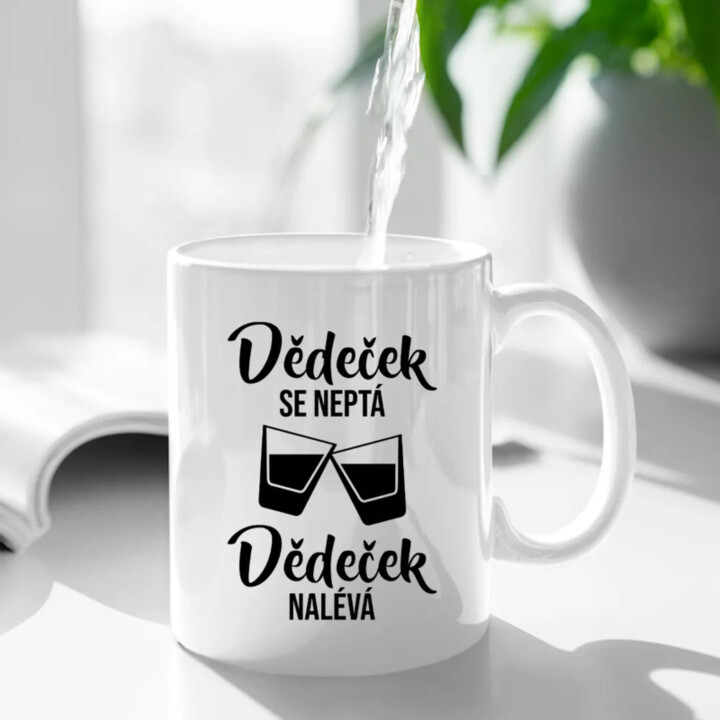 Dědeček se neptá, dědeček nalévá - hrnek s potiskem