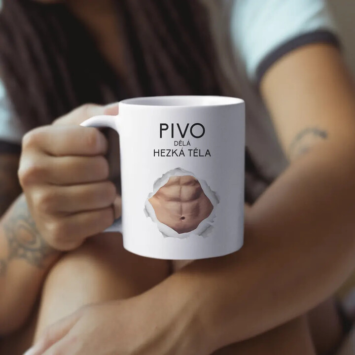 Pivo dělá hezká těla - hrnek s potiskem