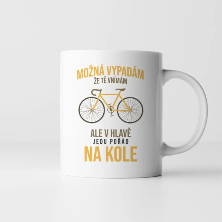 Možná vypadám, že tě vnímám, ale v hlavě jedu pořád na kole - hrnek s potiskem