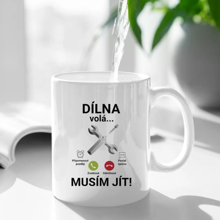 Dílna volá - musím jít (verze 2) - hrnek s potiskem