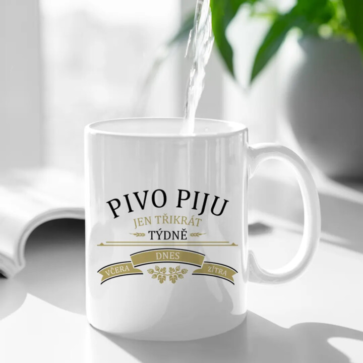 Pivo piju jen třikrát týdně - včera, dnes a zítra - hrnek s potiskem