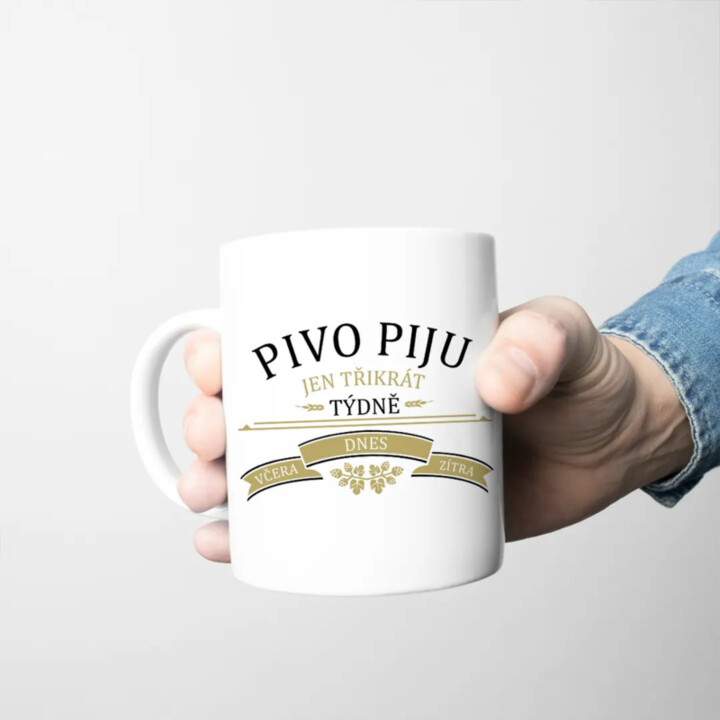 Pivo piju jen třikrát týdně - včera, dnes a zítra - hrnek s potiskem