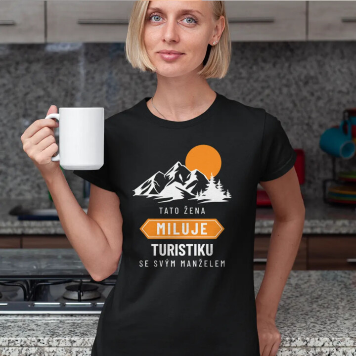 Tato žena miluje turistiku se svým manželem - dámské tričko s potiskem