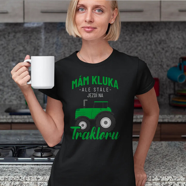 Mám kluka, ale stále jezdí na traktoru - dámské tričko s potiskem