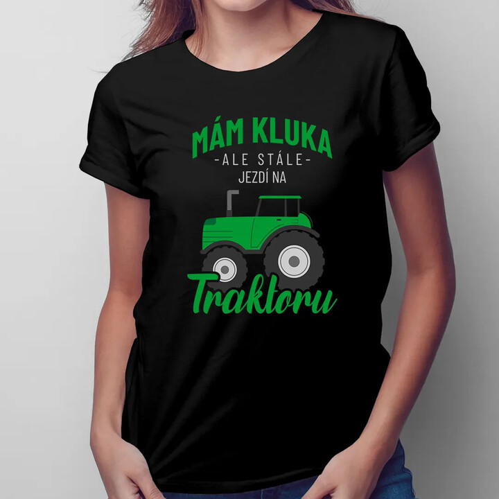 Mám kluka, ale stále jezdí na traktoru - dámské tričko s potiskem