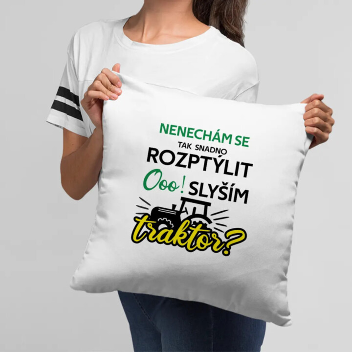 Nenechám se tak snadno rozptýlit. Ooo! Slyším traktor? - polštář s potiskem