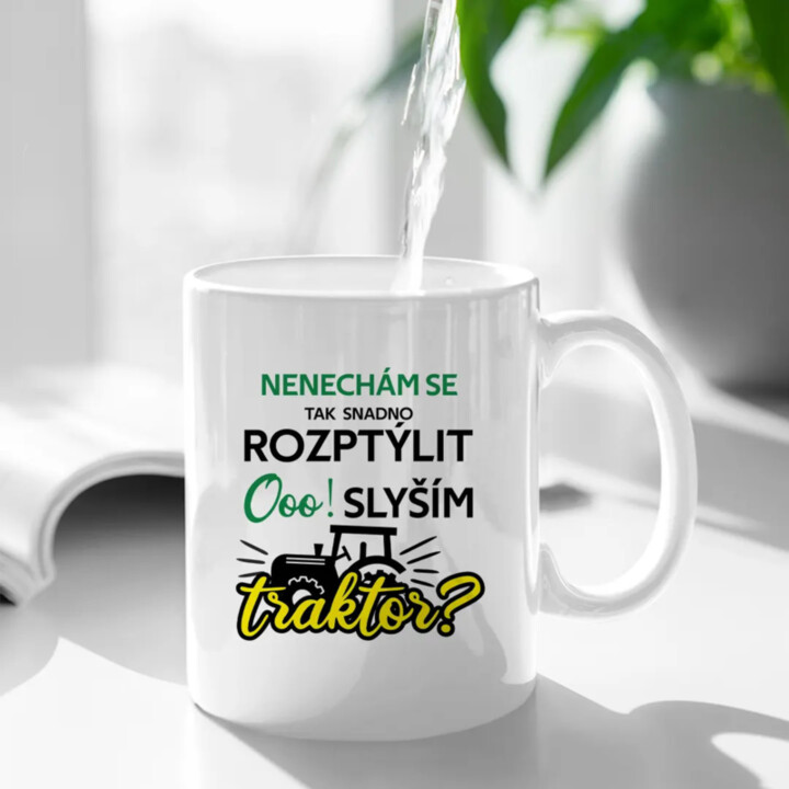 Nenechám se tak snadno rozptýlit. Ooo! Slyším traktor? - hrnek s potiskem