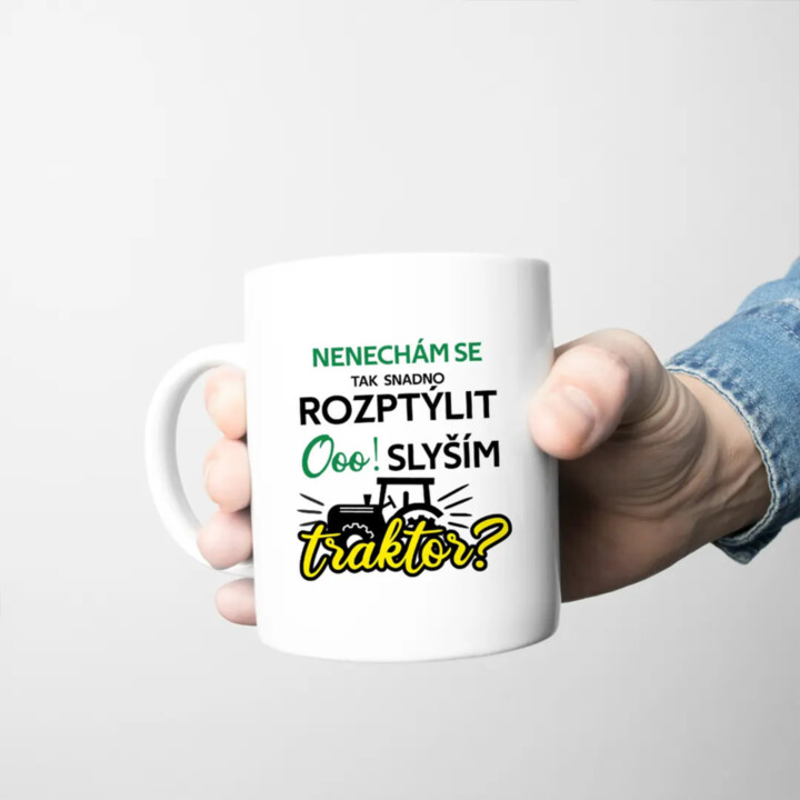 Nenechám se tak snadno rozptýlit. Ooo! Slyším traktor? - hrnek s potiskem