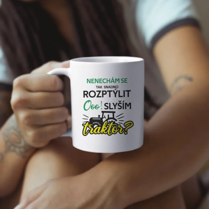 Nenechám se tak snadno rozptýlit. Ooo! Slyším traktor? - hrnek s potiskem