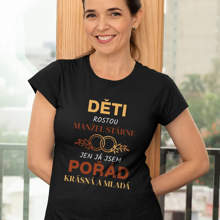 Děti rostou, manžel stárne, jen já jsem pořád krásná a mladá - dámské tričko s potiskem