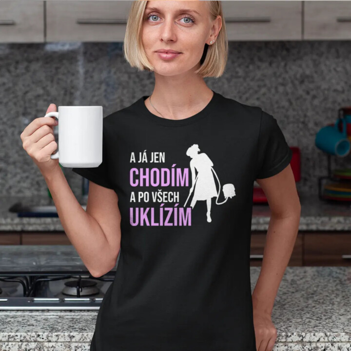 A já jen chodím a po všech uklízím - dámské tričko s potiskem