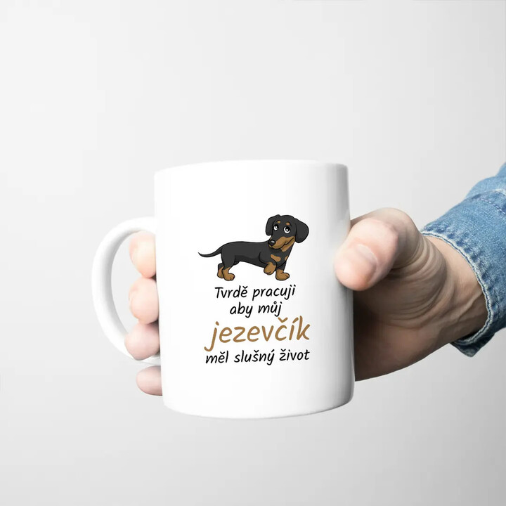 Tvrdě pracuji, aby můj jezevčík měl slušný život - hrnek s potiskem