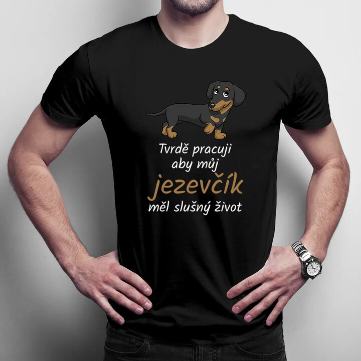 Tvrdě pracuji, aby můj jezevčík měl slušný život - pánské tričko s potiskem