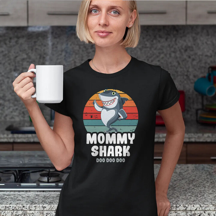 Mommy shark (doo doo doo) - dámské tričko s potiskem