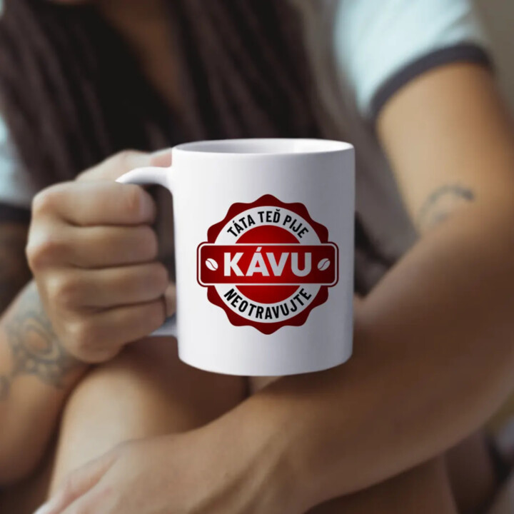 Táta teď pije kávu - neotravujte (verze 2) - hrnek s potiskem