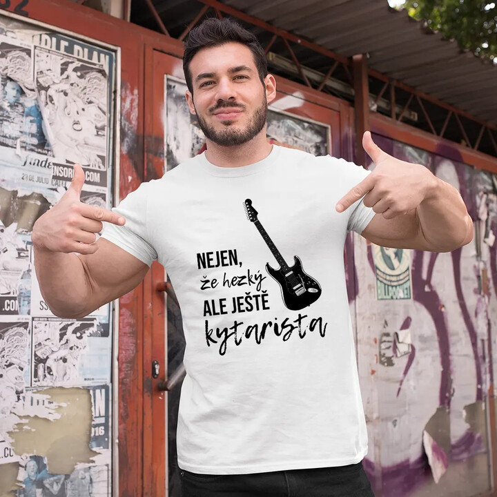 Nejen, že hezký, ale ještě kytarista - pánské tričko s potiskem
