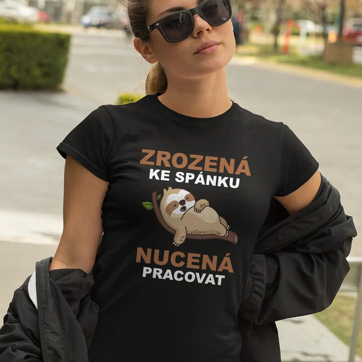 Zrozená ke spánku, nucená pracovat - dámské tričko s potiskem