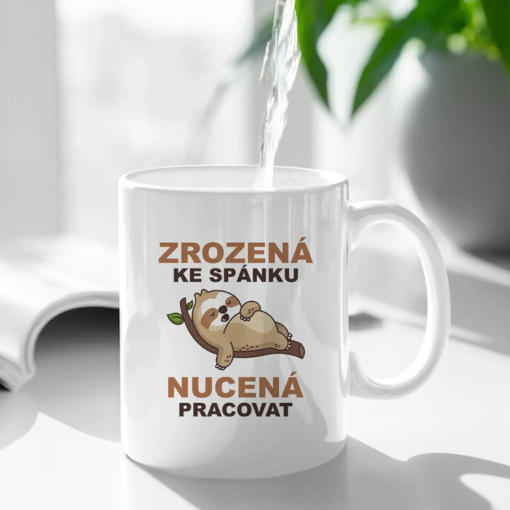 Zrozená ke spánku, nucená pracovat - hrnek s potiskem