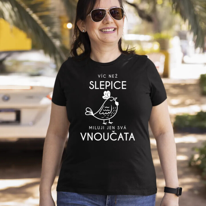 Víc než slepice miluji jen svá vnoučata - dámské tričko s potiskem