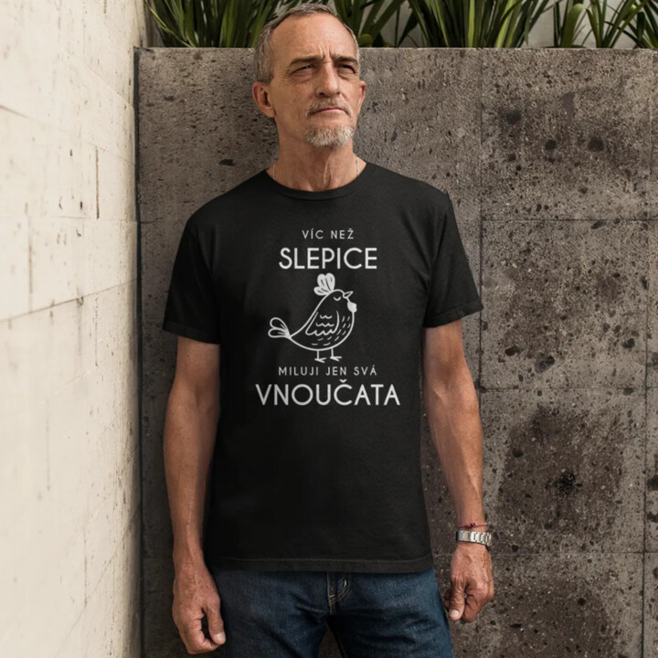 Víc než slepice miluji jen svá vnoučata - pánské tričko s potiskem