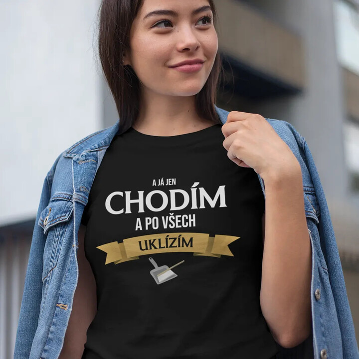 A já jen chodím a po všech uklízím - dámské tričko s potiskem