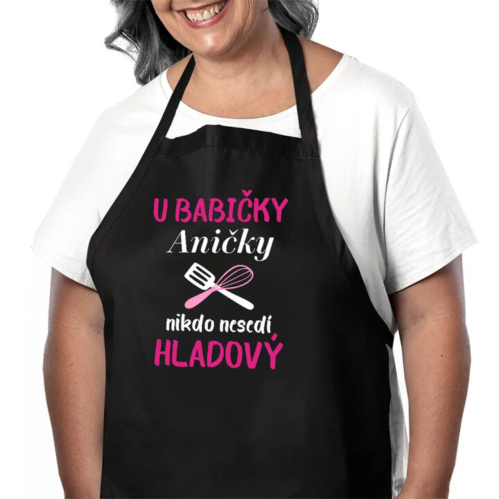 U babičky (jméno) nikdo nesedí hladový - zástěra s potiskem - personalizovaný produkt