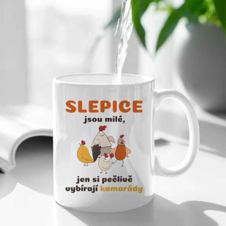 Slepice jsou milé, jen si pečlivě vybírají kamarády - hrnek s potiskem