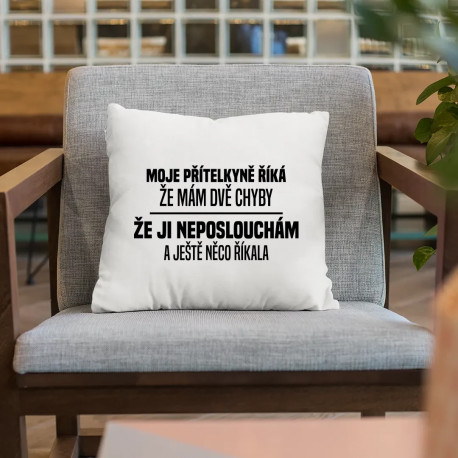 Moje přítelkyně říká, že mám dvě chyby: že ji neposlouchám a ještě něco říkala - polštář s potiskem