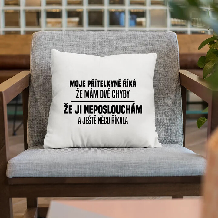 Moje přítelkyně říká, že mám dvě chyby: že ji neposlouchám a ještě něco říkala - polštář s potiskem