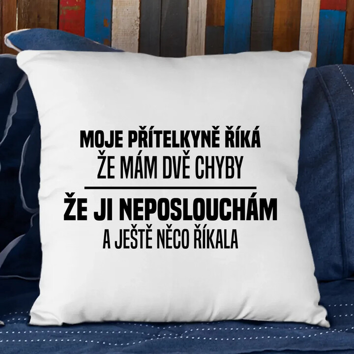 Moje přítelkyně říká, že mám dvě chyby: že ji neposlouchám a ještě něco říkala - polštář s potiskem