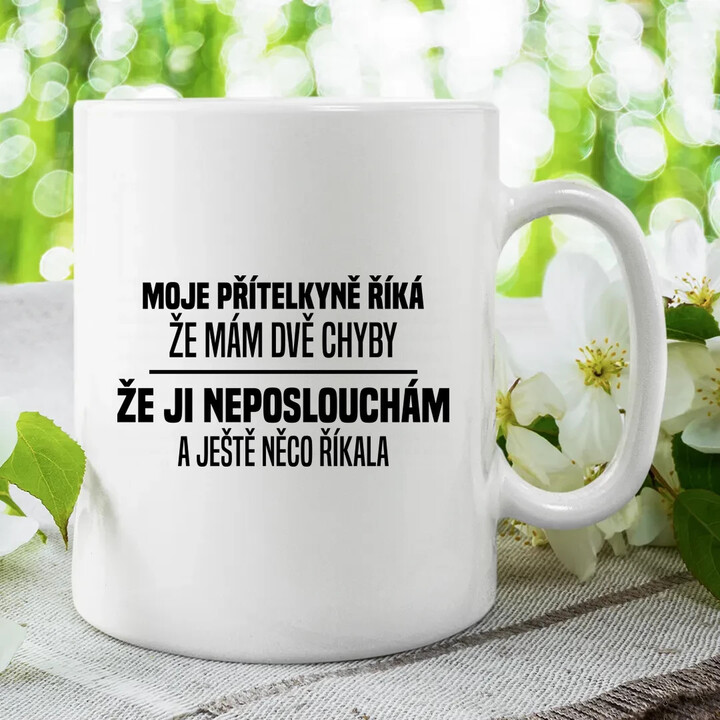 Moje přítelkyně říká, že mám dvě chyby: že ji neposlouchám a ještě něco říkala - hrnek s potiskem