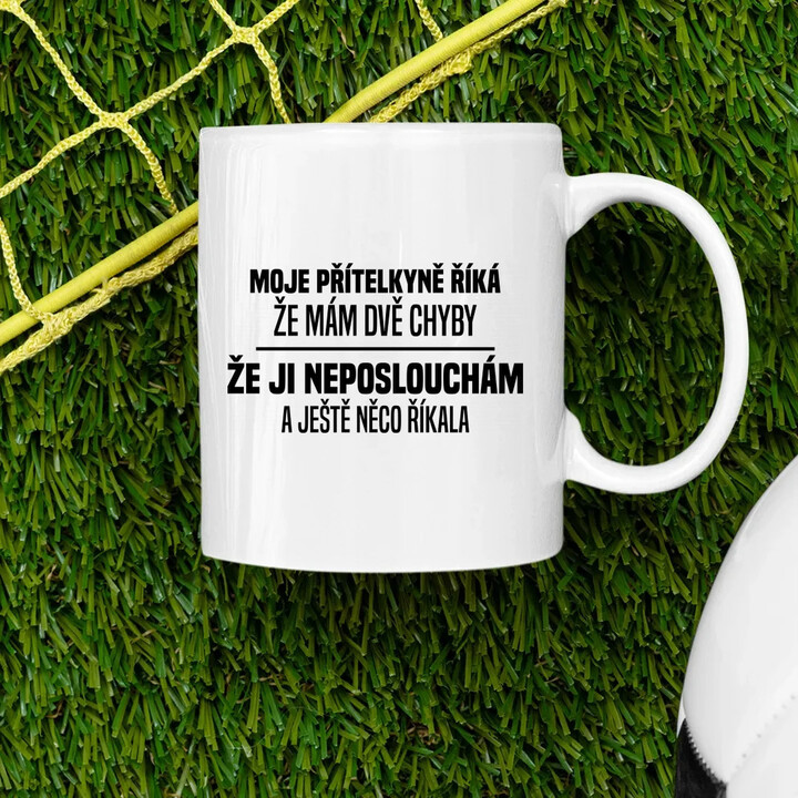 Moje přítelkyně říká, že mám dvě chyby: že ji neposlouchám a ještě něco říkala - hrnek s potiskem