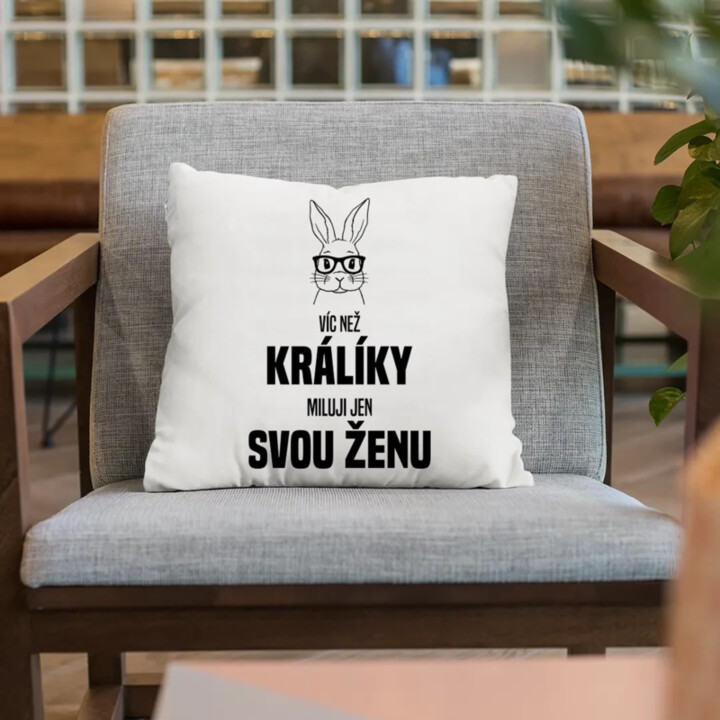 Víc než králíky miluji jen svou ženu - polštář s potiskem