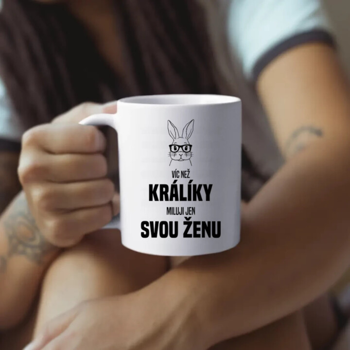 Víc než králíky miluji jen svou ženu - hrnek s potiskem