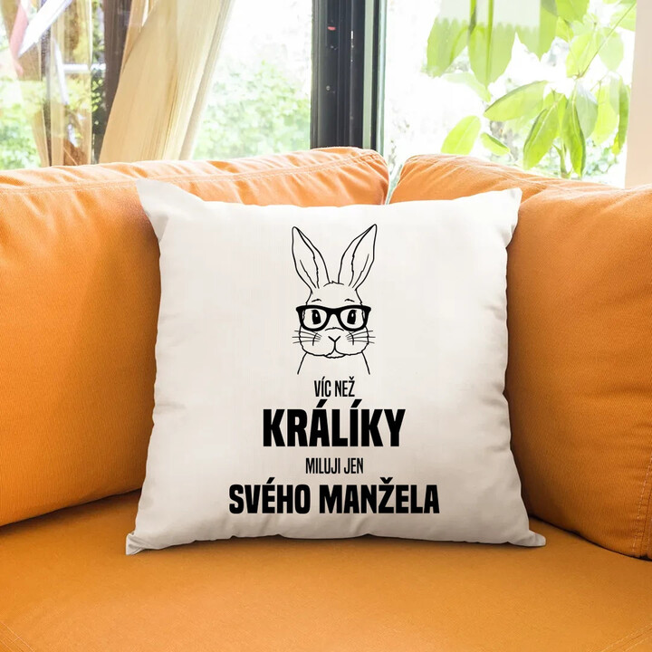 Víc než králíky miluji jen svého manžela  - polštář s potiskem