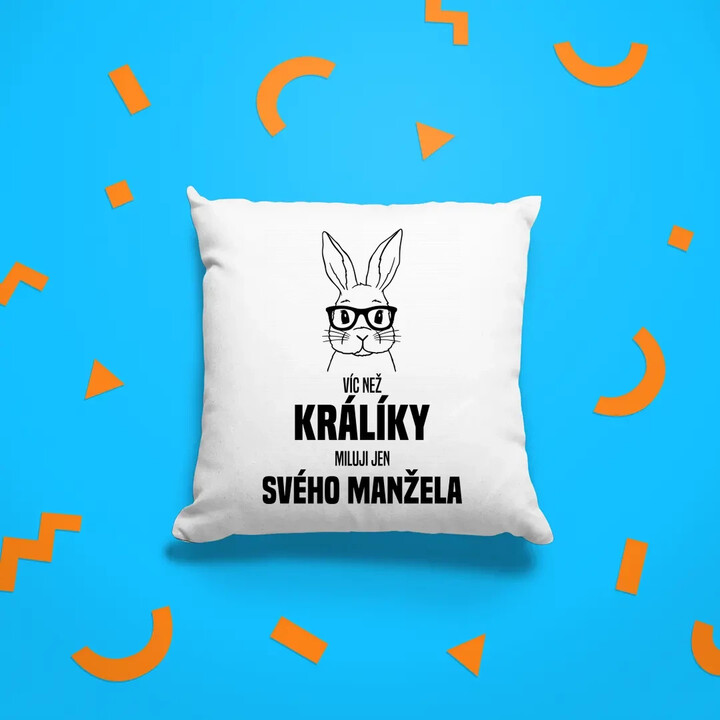 Víc než králíky miluji jen svého manžela  - polštář s potiskem