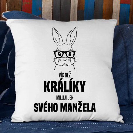 Víc než králíky miluji jen svého manžela - polštář s potiskem