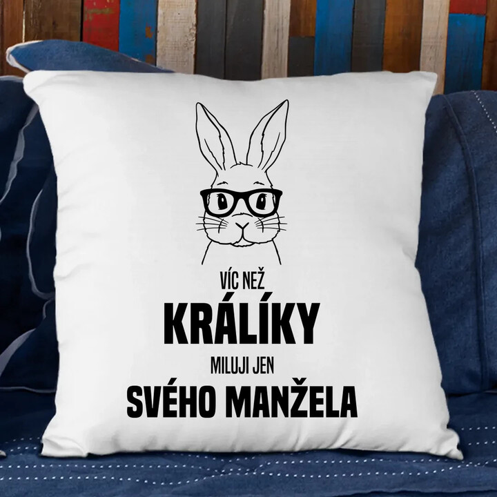 Víc než králíky miluji jen svého manžela  - polštář s potiskem