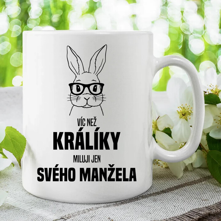 Víc než králíky miluji jen svého manžela  - hrnek s potiskem